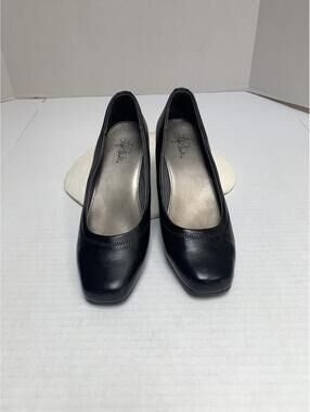 Lifestyle Groovy Womans Size 9.5W Wedge Black Pump